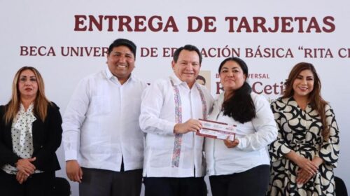 Inicia entrega de tarjetas de la beca 'Rita Cetina' en Yucatán