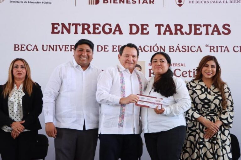Inicia entrega de tarjetas de la beca ‘Rita Cetina’ en Yucatán