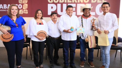 Javier May entrega premio Excelencia Artesanal 2025