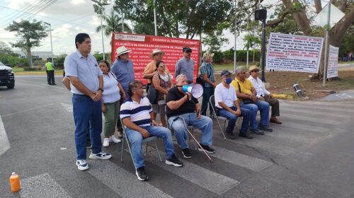 Jubilados de Pemex bloquean el acceso al aeropuerto de Mérida