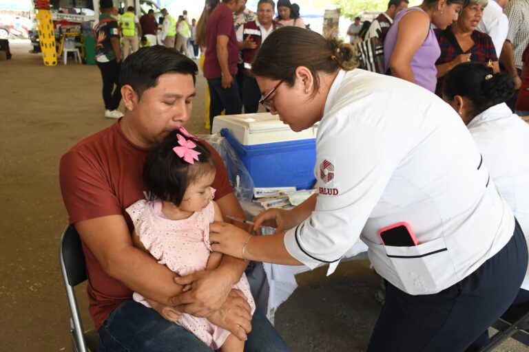 Llevan servicios de salud gratuitos a Escárcega