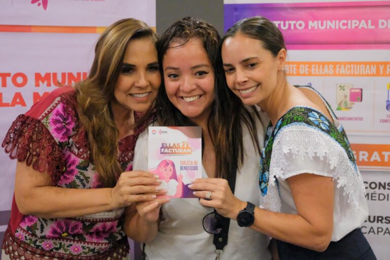 Mara Lezama entrega tarjetas “Ellas Facturan” en Benito Juárez
