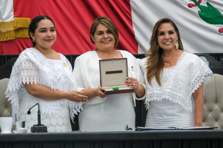 Yusi Evelyn Dzib Echevarría obtiene Medalla al Mérito Quintanarroense