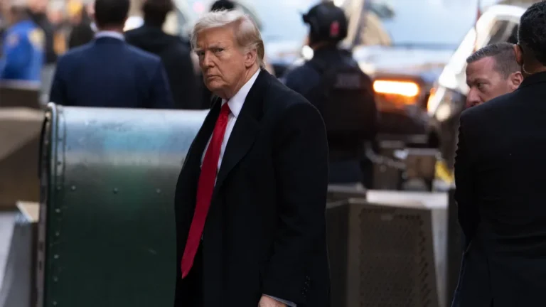 Trump retrasa al 2 de abril los aranceles a los autos de México y Canadá