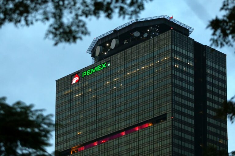 Destaca Claudia Sheinbaum reducción de deuda de Pemex