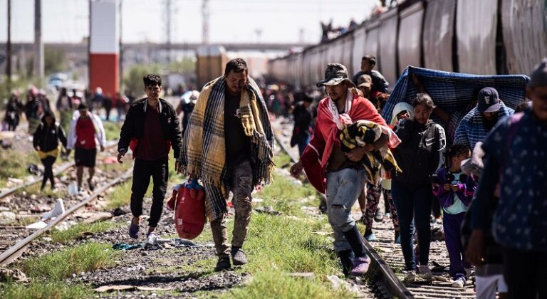 Anuncia EU restricción de visas a funcionarios de gobiernos de países que “faciliten” tránsito de migrantes