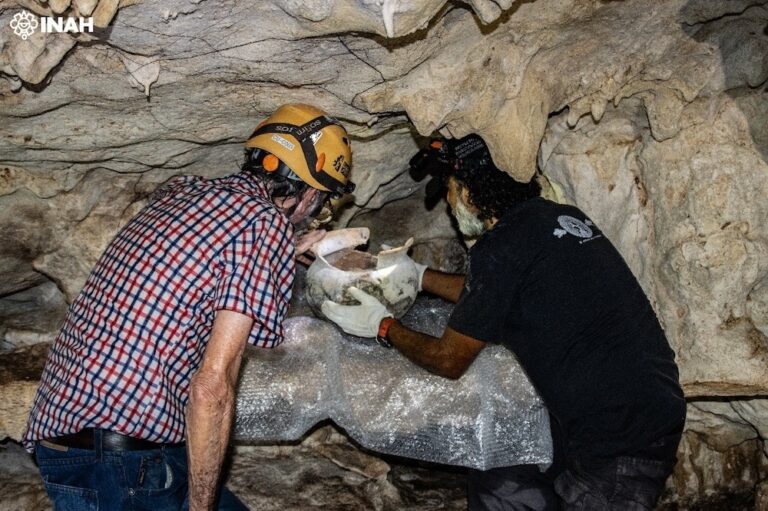 INAH recupera una olla prehispánica en cueva de Playa del Carmen