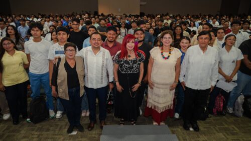 Layda Sansores entrega tarjetas del programa “Jóvenes Escribiendo el Futuro”
