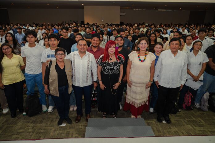 Layda Sansores entrega tarjetas del programa “Jóvenes Escribiendo el Futuro”