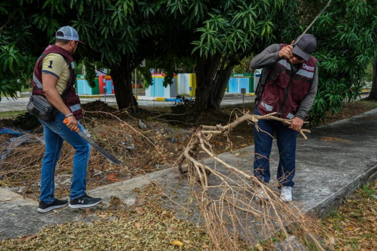 Mara Lezama encabeza brigada de limpieza en Chetumal