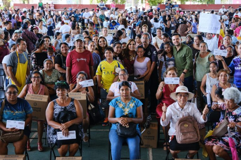 Mara Lezama entrega paquetes alimentarios de “Comemos Tod@s” en Chetumal