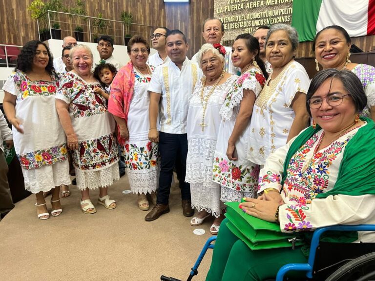 Violeta Arana recibe el premio “Elvia Carrillo Puerto”