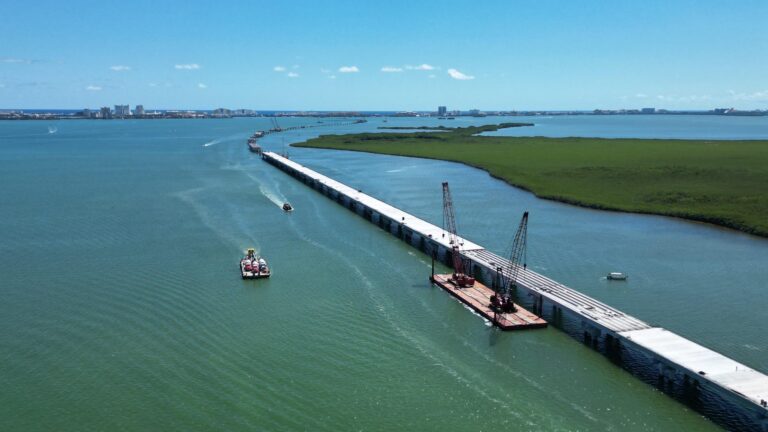 Supervisan Claudia Sheinbaum y Mara Lezama progreso del puente Nichupté en Cancún
