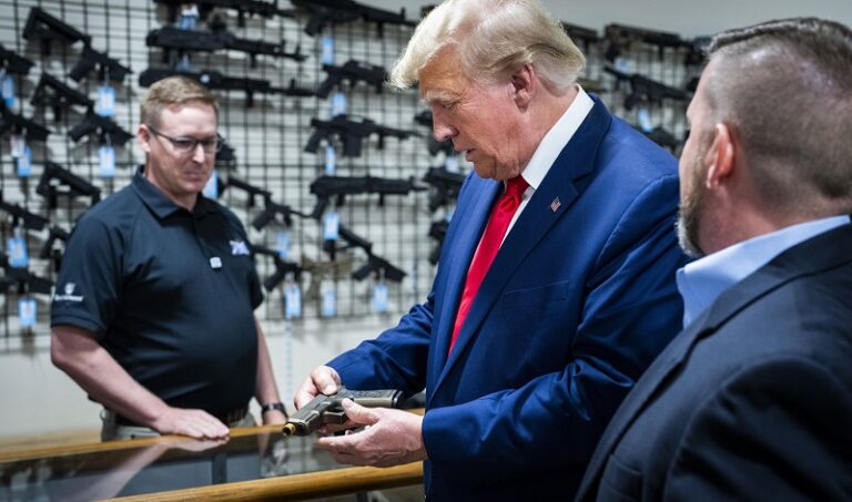 Impulsa Donald Trump exportación de armas con nuevo decreto presidencial