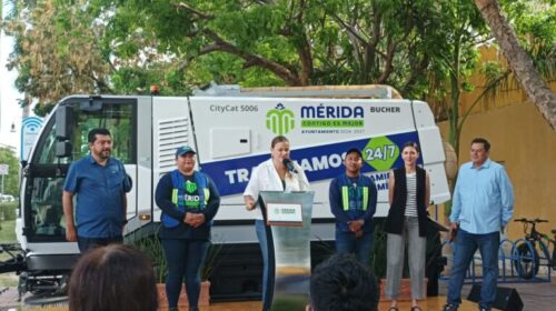 Cecilia Patrón presenta las nuevas unidades de limpieza para Mérida