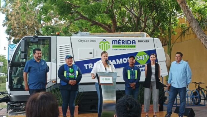 Cecilia Patrón presenta las nuevas unidades de limpieza para Mérida
