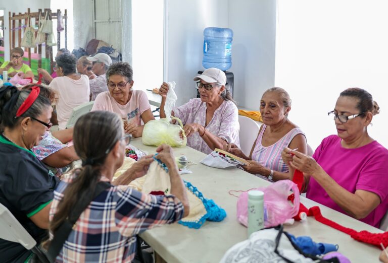 Adultos mayores fortalecen su autonomía con talleres gratuitos del DIF Benito Juárez