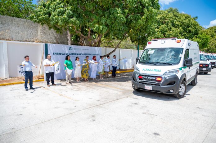 Dan banderazo a 13 ambulancias del IMSS en Campeche