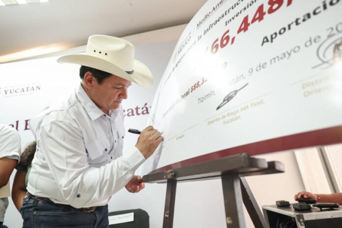 Díaz Mena entrega apoyos para infraestructura hidroagrícola