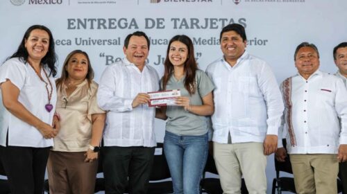 Díaz Mena entrega becas "Benito Juárez" a jóvenes estudiantes