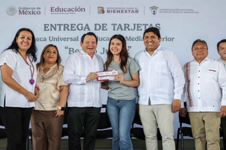 Díaz Mena entrega becas “Benito Juárez” a jóvenes estudiantes