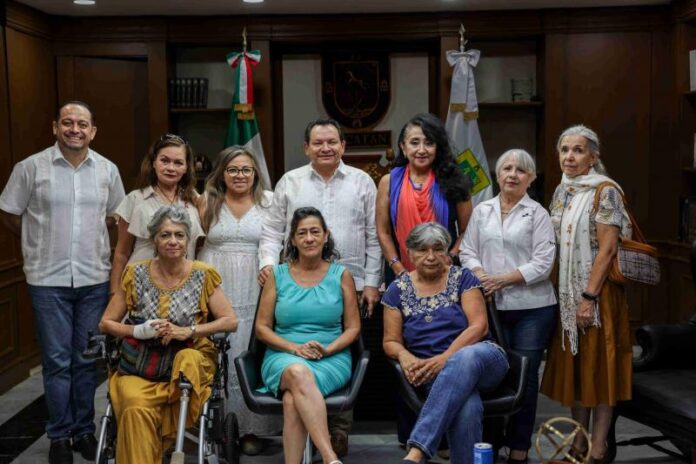 Díaz Mena sostiene encuentro con colectivo feminista