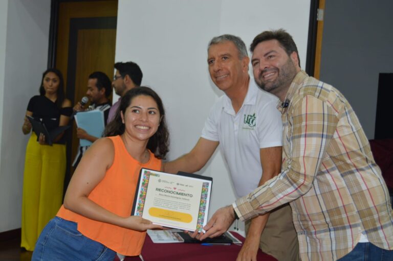 120 personas concluyen formación en la Escuela de Negocios en Playa del Carmen