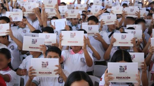 Gobierno de Tabasco entrega más de 8 mil tabletas a estudiantes de Macuspana