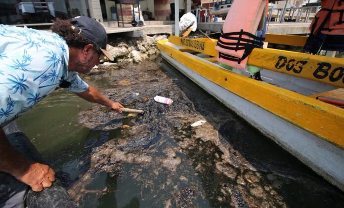 Gobierno de Tabasco supervisa atención al derrame de hidrocarburo