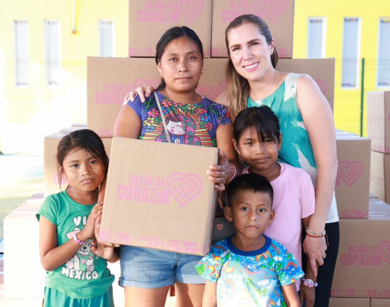 Atenea Gómez entrega apoyos alimentarios “Isleña de Corazón”
