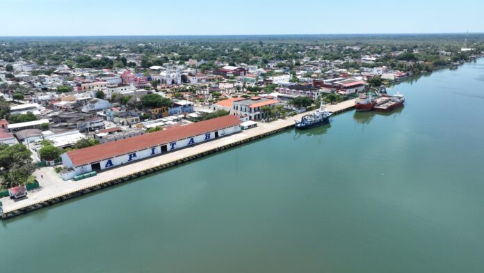 Javier May supervisa terreno donde se construirá el nuevo Puerto de Frontera