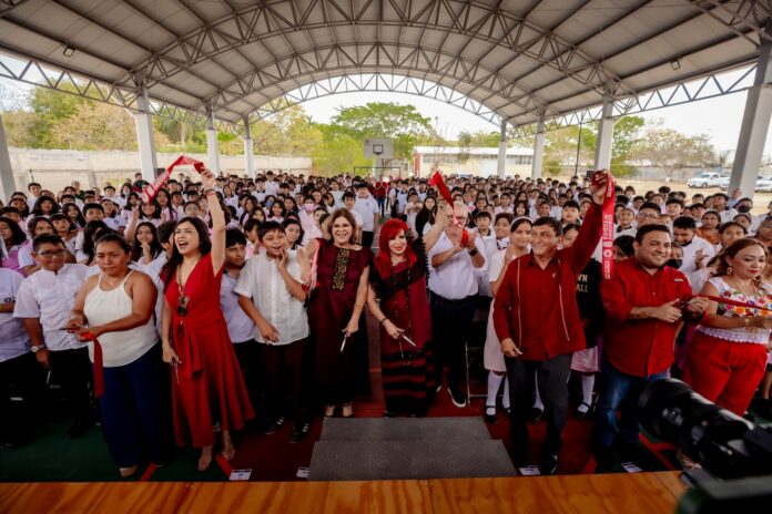 Layda Sansores entrega obras en escuela de Campeche