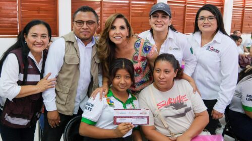 entregan becas "Benito Juárez"