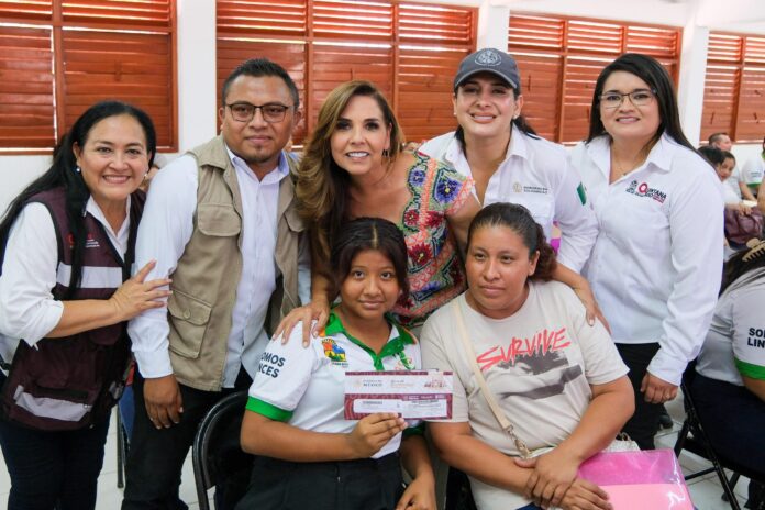entregan becas 