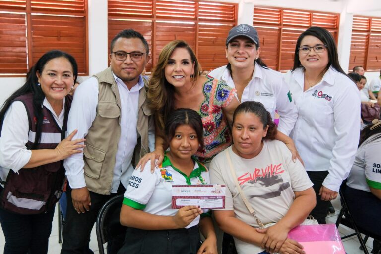 Entregan becas “Benito Juárez” en CECyTE II de Playa del Carmen