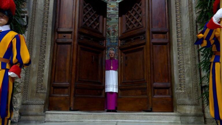 “Extra Omnes”. Cardenales en la Capilla Sixtina, comienza el Cónclave