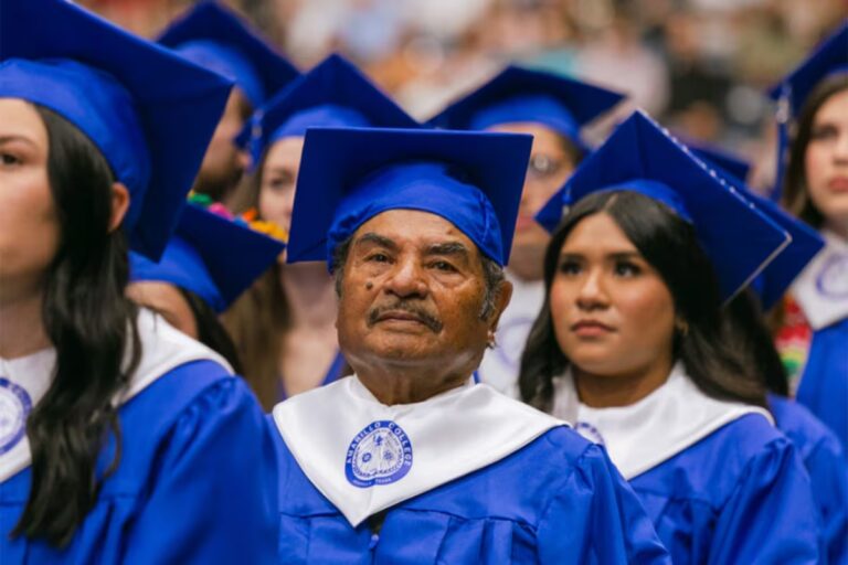 ¡¿Quien dice qué no se puede?! Rafael Aguirre, el migrante mexicano de 82 años que se graduó en Texas