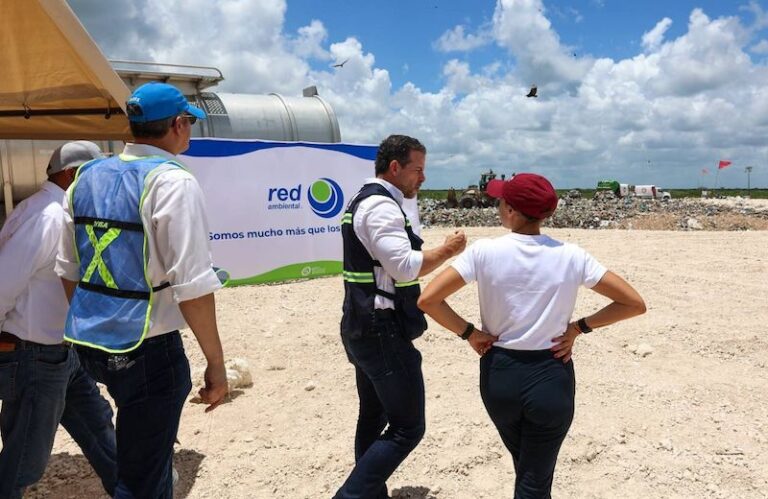 En campo, Ana Paty Peralta supervisa buen manejo de los residuos sólidos