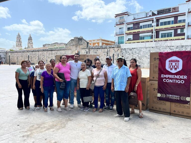 Entregan apoyos del programa “Emprender Contigo” a pesqueros en Campeche