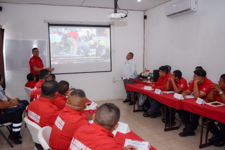 Capacitan al Heroico Cuerpo de Bomberos de Cancún