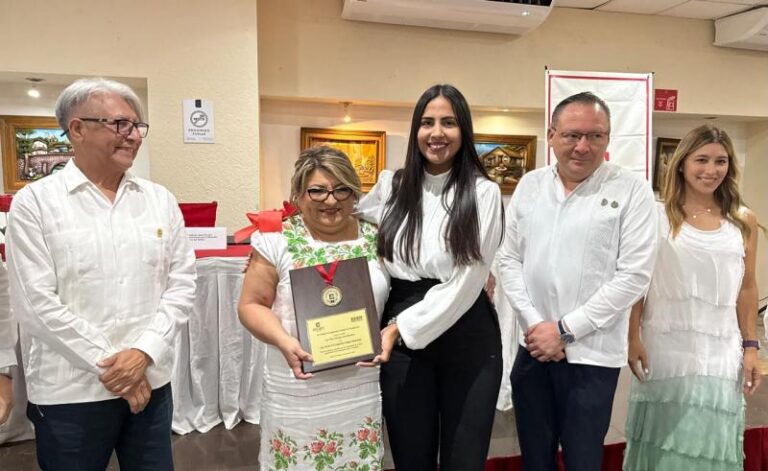 Colegio de Ingenieros Civiles de Yucatán recibe reconocimiento por 70 años de servicio