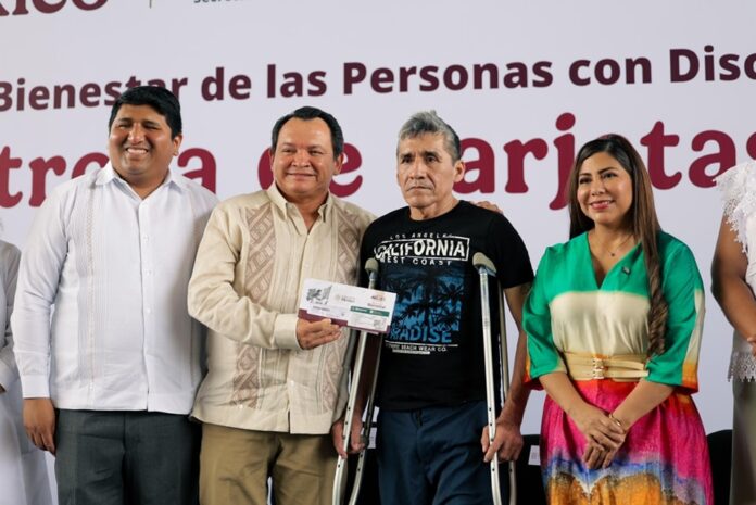 Entregan tarjetas de pensión para personas con discapacidad en Yucatán