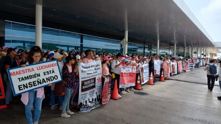 CNTE cierra el paso a aeropuerto en Mérida