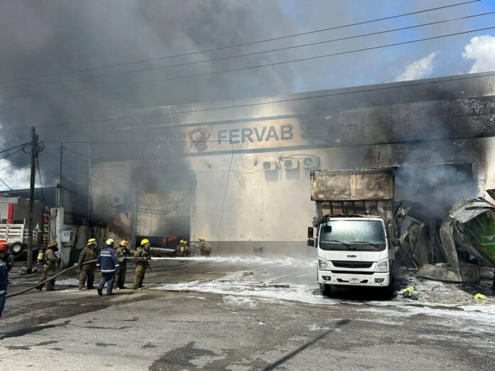 Sofocan incendio en bodega del Periférico de Mérida