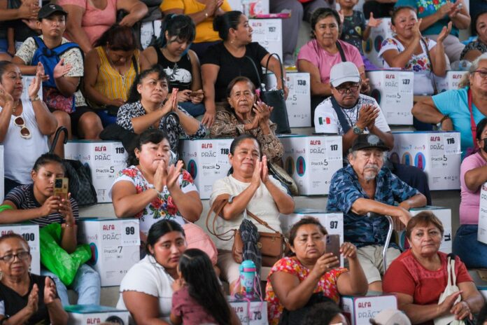 entrega de 300 máquinas de coser
