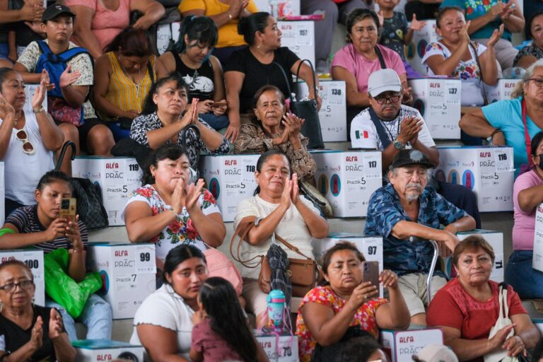 Impulsan el autoempleo en Cancún con la entrega de 300 máquinas de coser