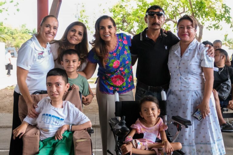 Mara Lezama entrega de sillas de ruedas en Cancún