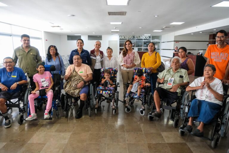 Mara Lezama entrega sillas de ruedas en Playa del Carmen