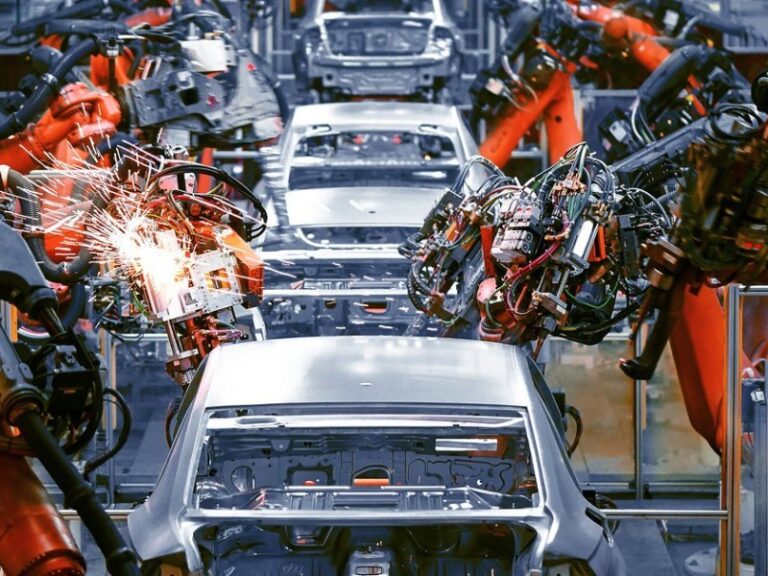 LOS CAPITALES: Por la guerra arancelaria, durante mayo la producción automotriz en México volvió a bajar