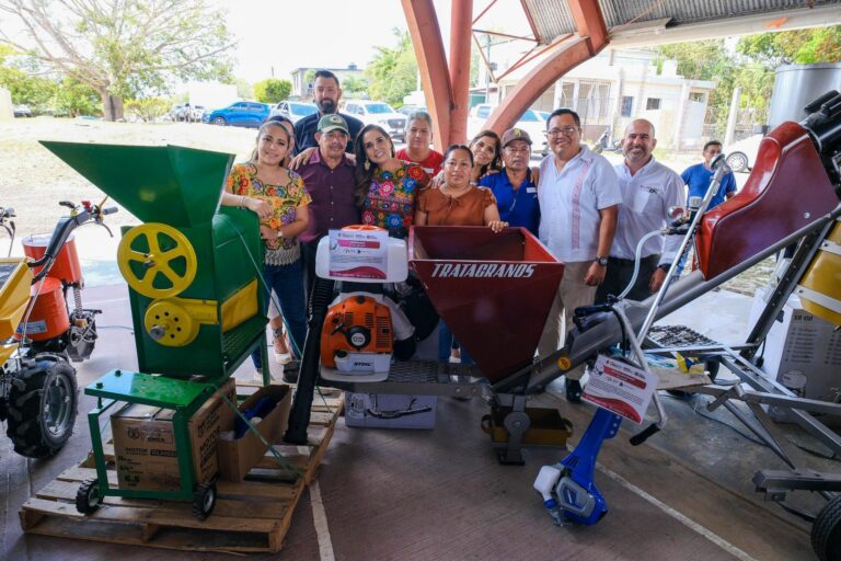 Entrega Mara Lezama maquinaria agrícola a productores de Quintana Roo